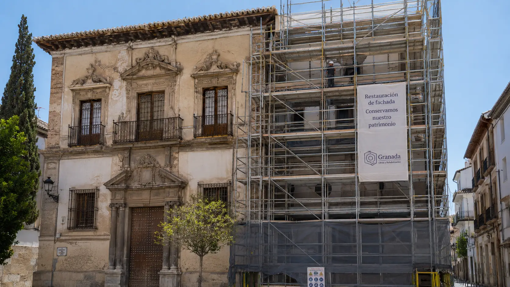 Fachada de edificio granadino con andamios de rehabilitación