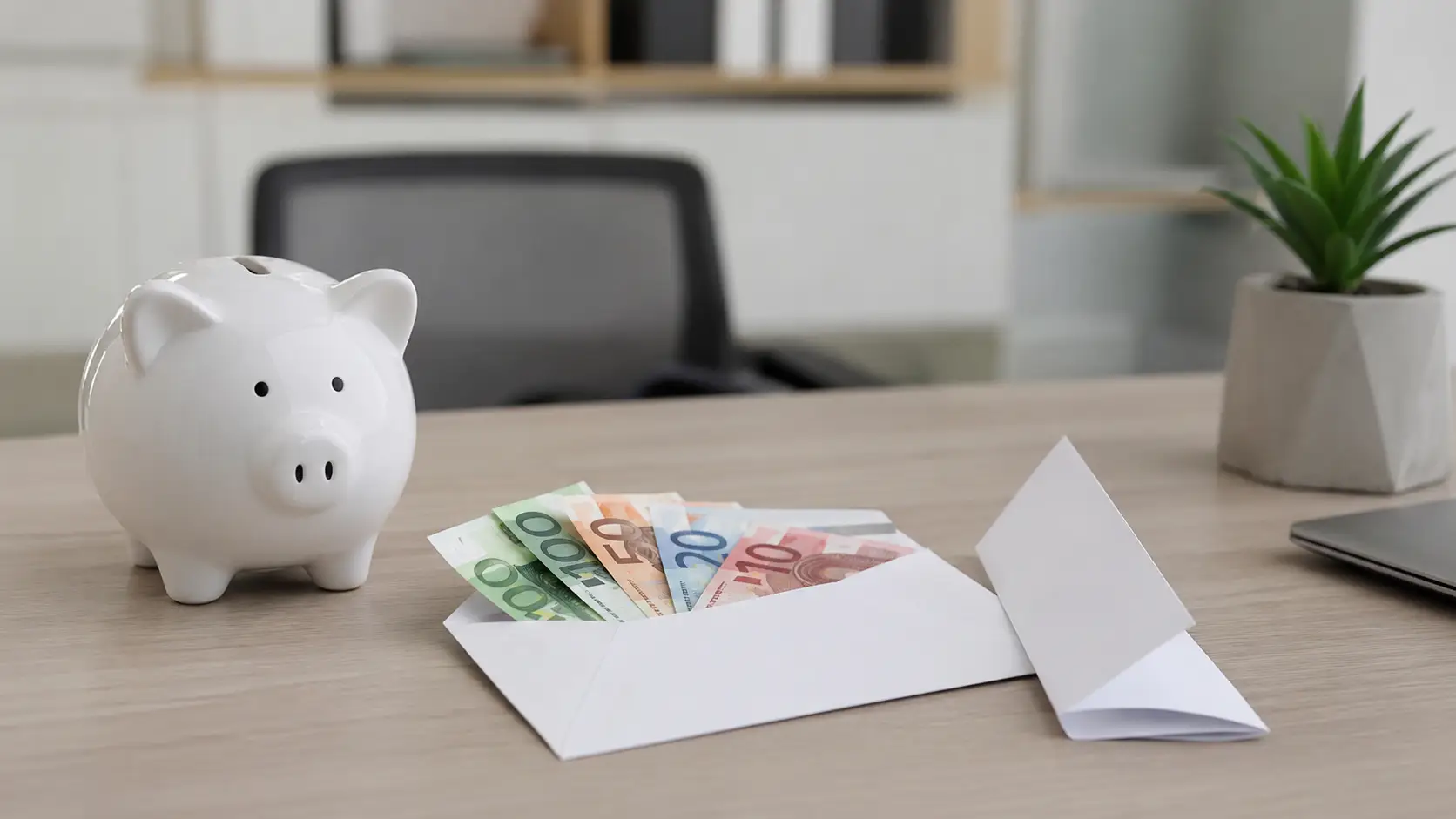 Sobre con billetes y libreta sobre mesa